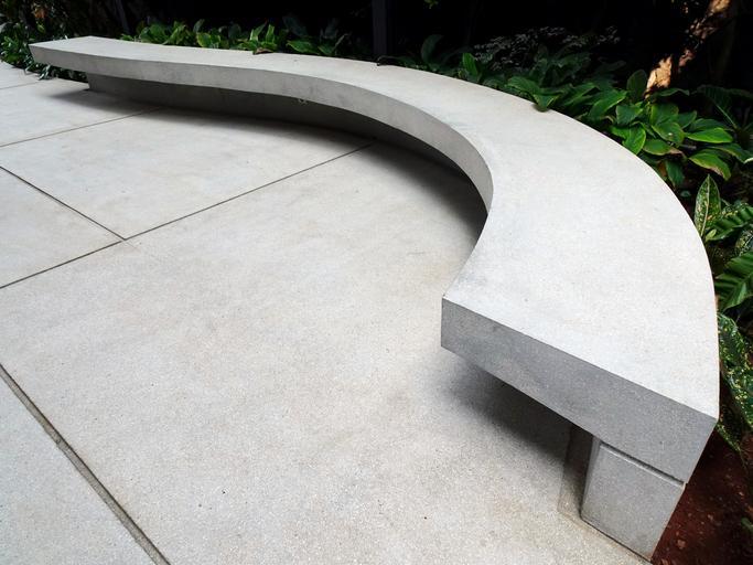 szara betonowa ławka